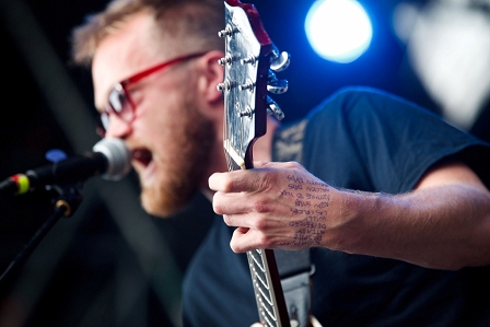 Adam Stephens, Sänger der Two Gallents, hat sich die Setlist auf den Handrücken geschrieben